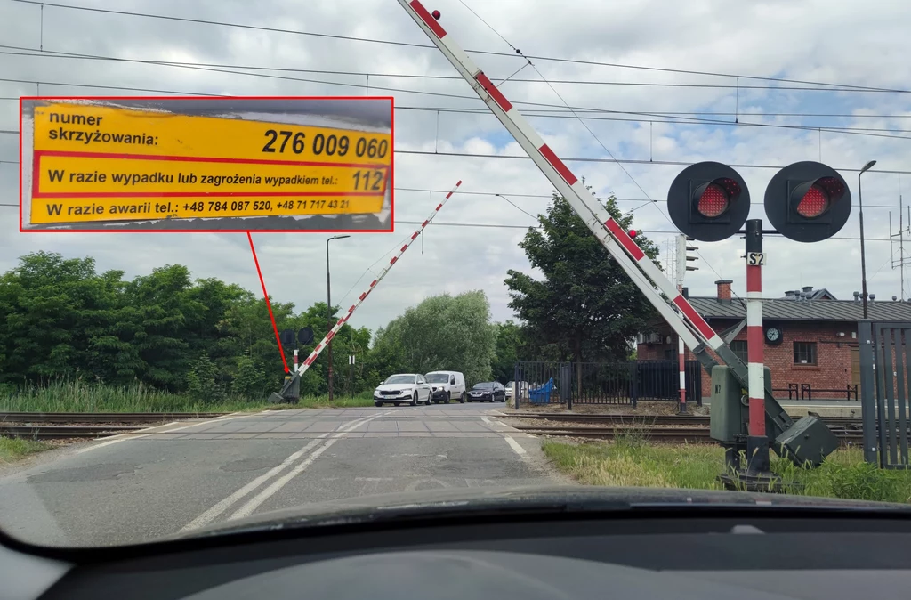 żółta naklejka PKP PLK oznacza numer identyfikacyjny przejazdu.