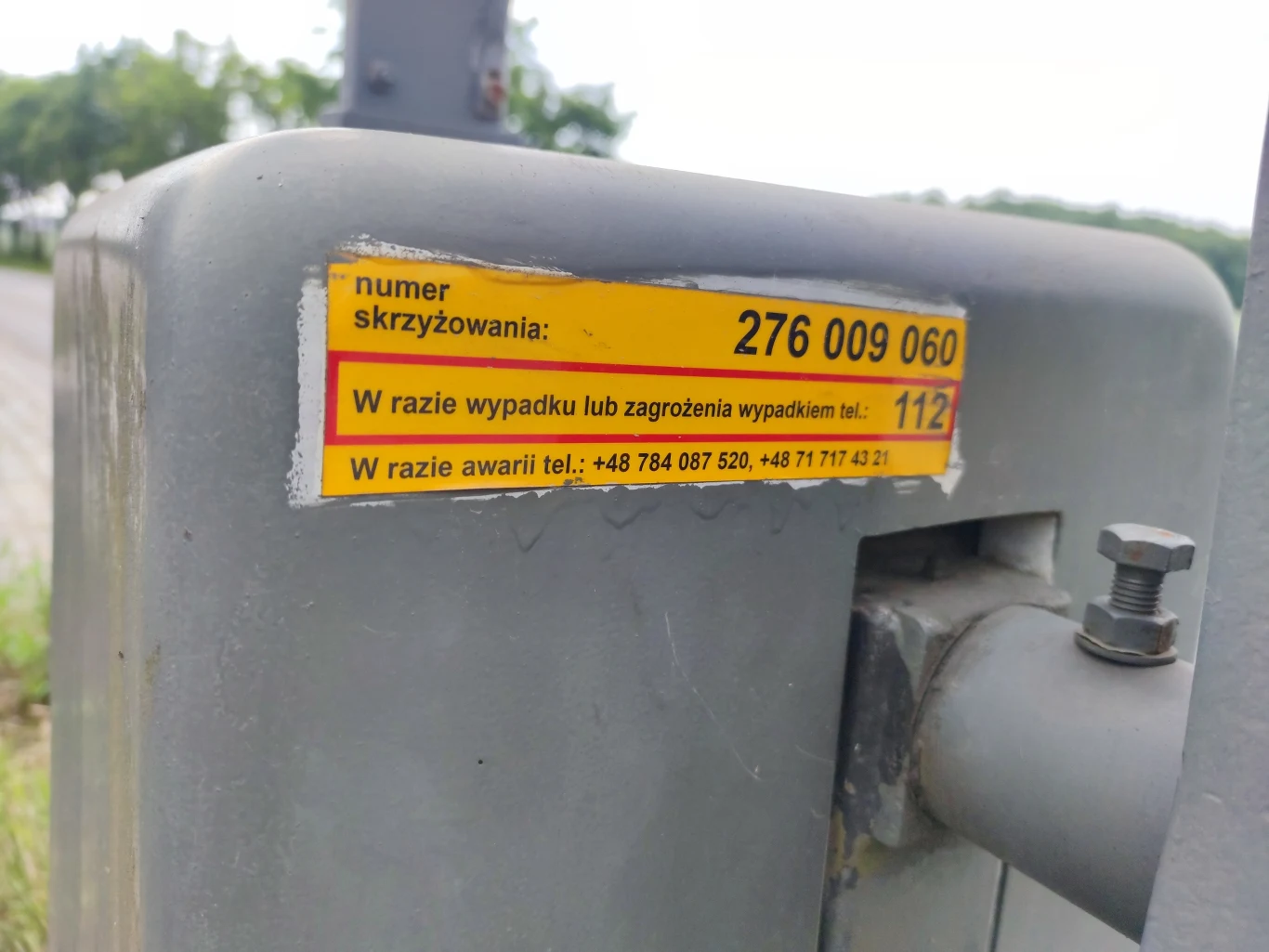 Żółta naklejka PKP PLK