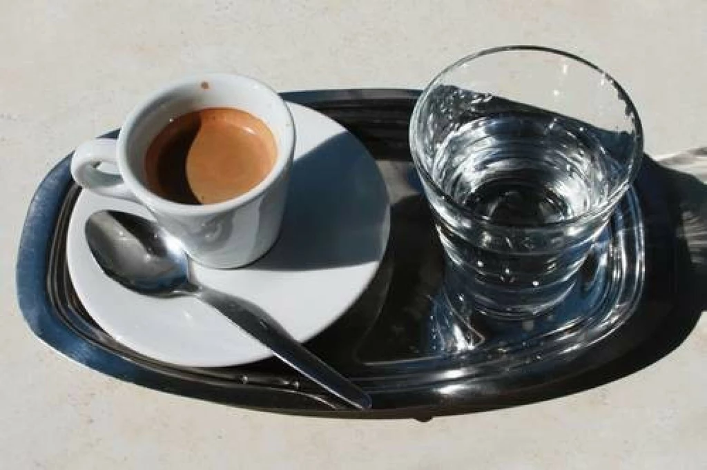 Espresso podaje się zawsze ze szklanką wody 