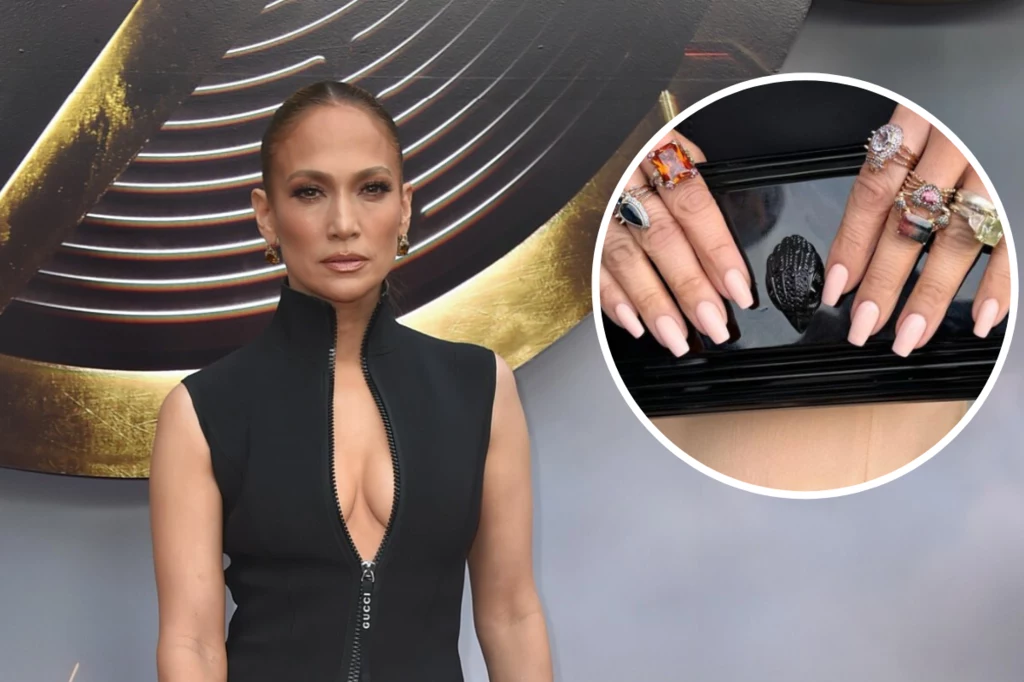 Jennifer Lopez postawiła na paznokcie w brzoskwiniowym odcieniu