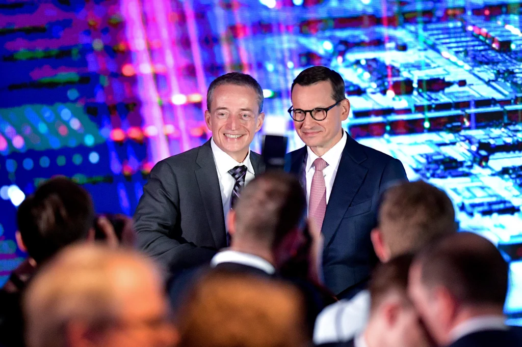 Intel zainwestuje w Polsce miliardy. Na zdjęciu premier Mateusz Morawiecki (P) oraz CEO Intela Pat Gelsinger (L)