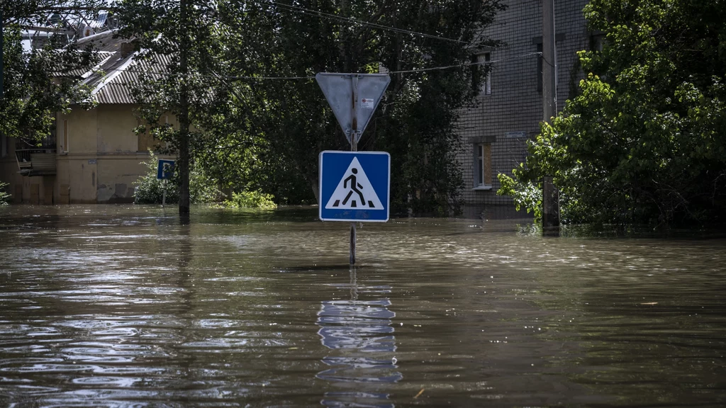 Po wybuchu tamy w Nowej Kachowce woda w Dnieprze miejscami przekroczyła normy zanieczyszczenia o 28 tys. razy - poinformowały władze Ukrainy