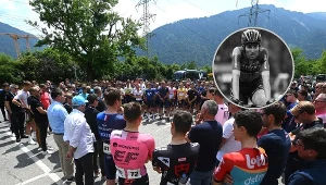 Spotkanie kolarzy wyścigu Tour de Suisse z dyrektorem, który ogłosił infiormację o śmierci Gino Maedera