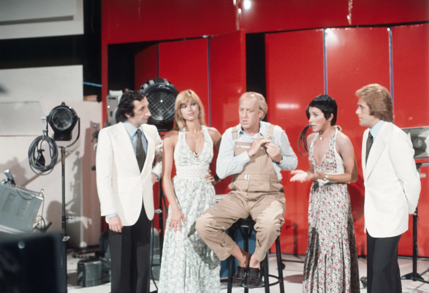 Ricchi E Poveri w latach 70. w towarzystwie gwiazdy telewizji Raimondo Vianello (siedzi na krześle). Grupa w składzie od lewej: Franco Gatti, Marina Occhiena, Angela Brambati oraz Angelo Sotgiu