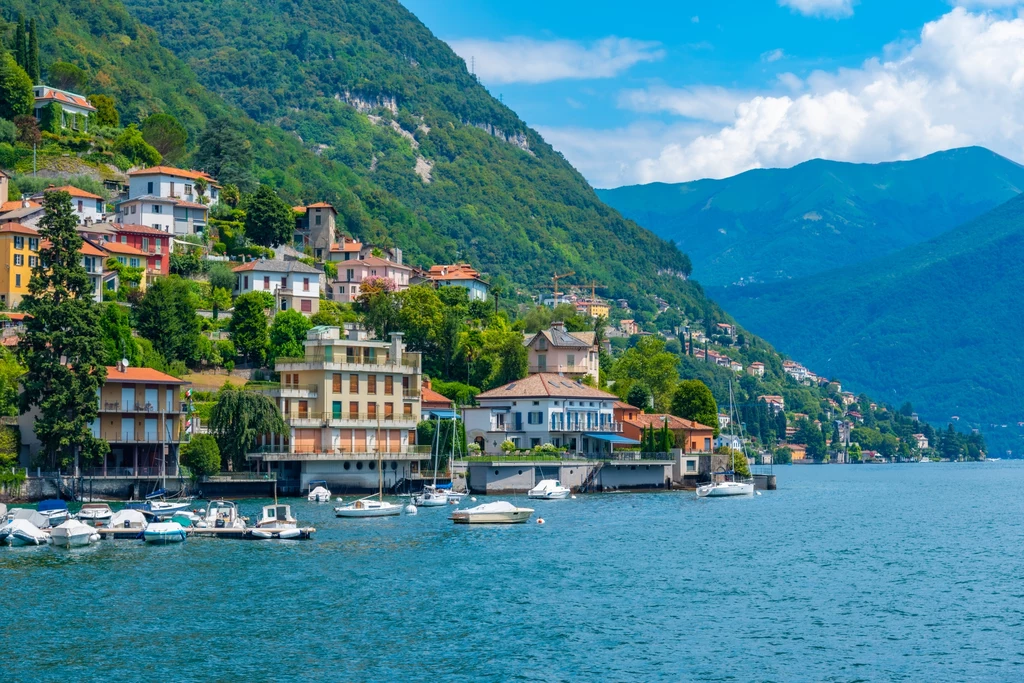Włoskie Jezioro Como słynie z pięknych widoków. Nie trzeba jednak jechać aż do Włoch, by ujrzeć podobne widoki. 