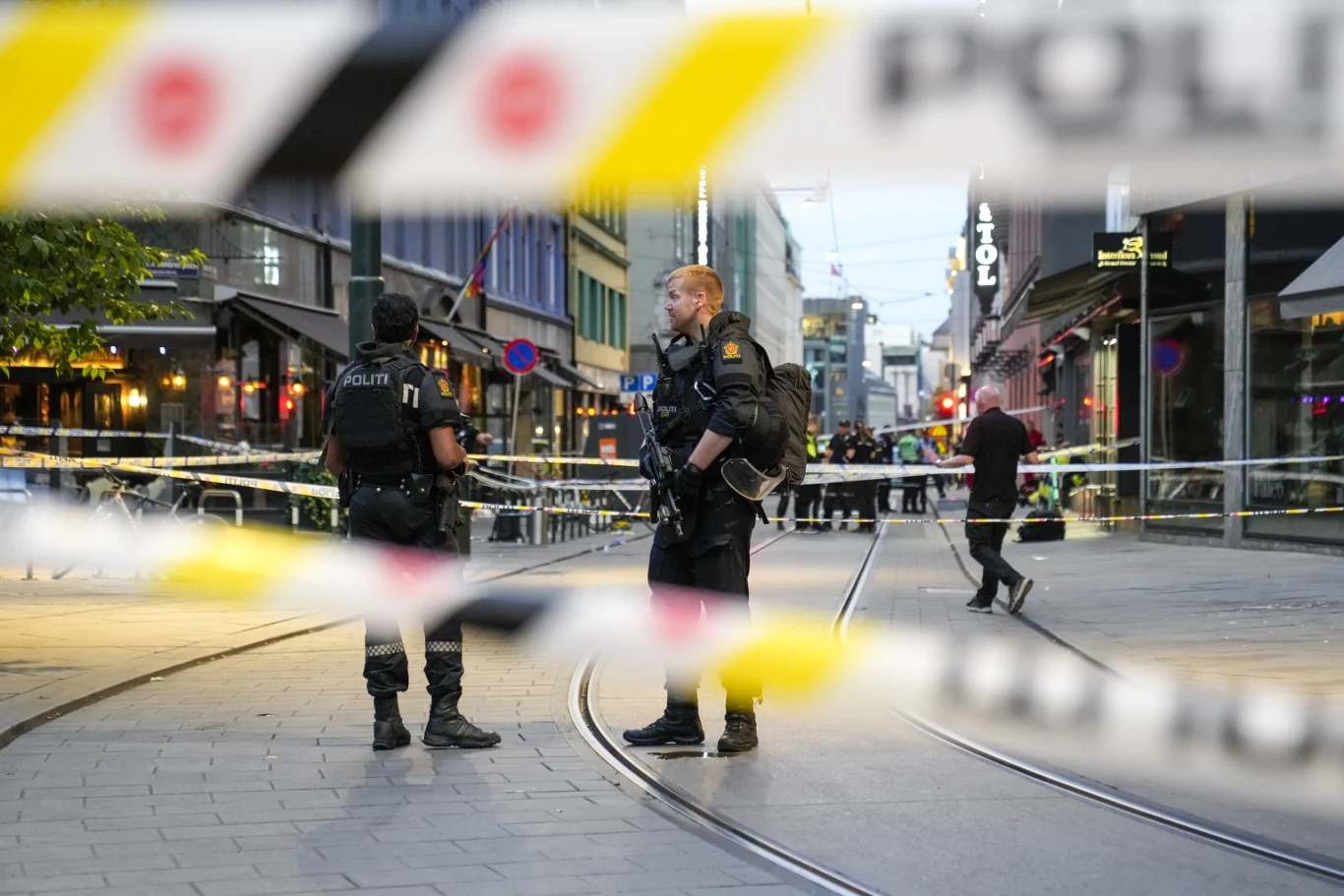 Norwescy policjanci zabezpieczają centrum Oslo po strzelaninie, w której zginęły dwie osoby (25 czerwca 2022 r.) Norwescy policjanci zabezpieczają centrum Oslo po strzelaninie, w której zginęły dwie osoby (25 czerwca 2022 r.)