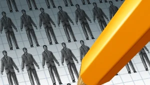 Dotychczasowy poziom zatrudnienia chce utrzymać w drugiej połowie roku 75 proc. pracodawców, a 6 proc. planuje cięcia etatów - wynika z badania firmy Randstad. Dorywczych pracowników w czasie wakacji zamierza szukać 24 proc. firm - dodano.