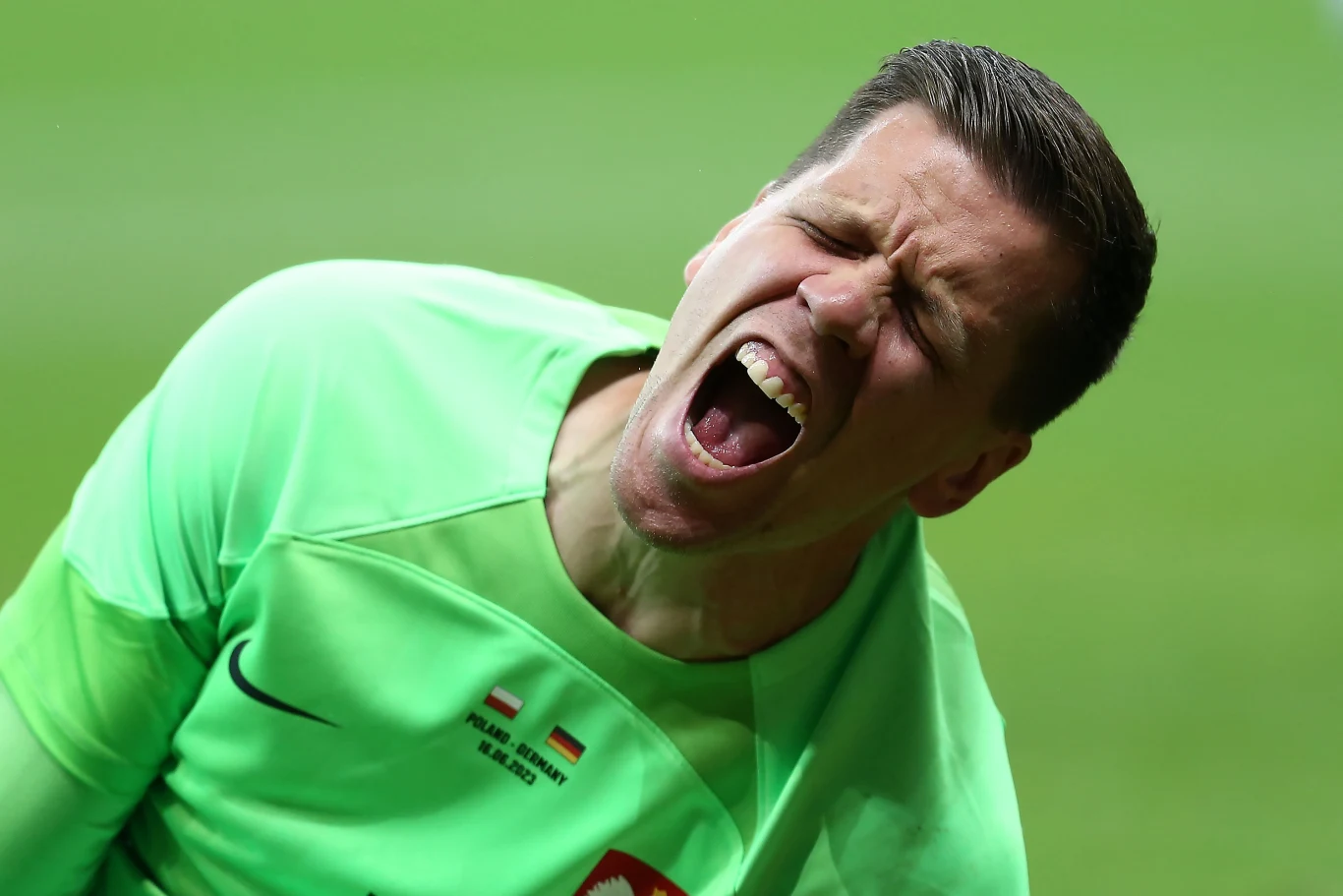 Wojciech Szczęsny z grymasem bólu na twarzy. Podobnie jak dziewięć lat temu okazał się jednym z bohaterów meczu z Niemcami