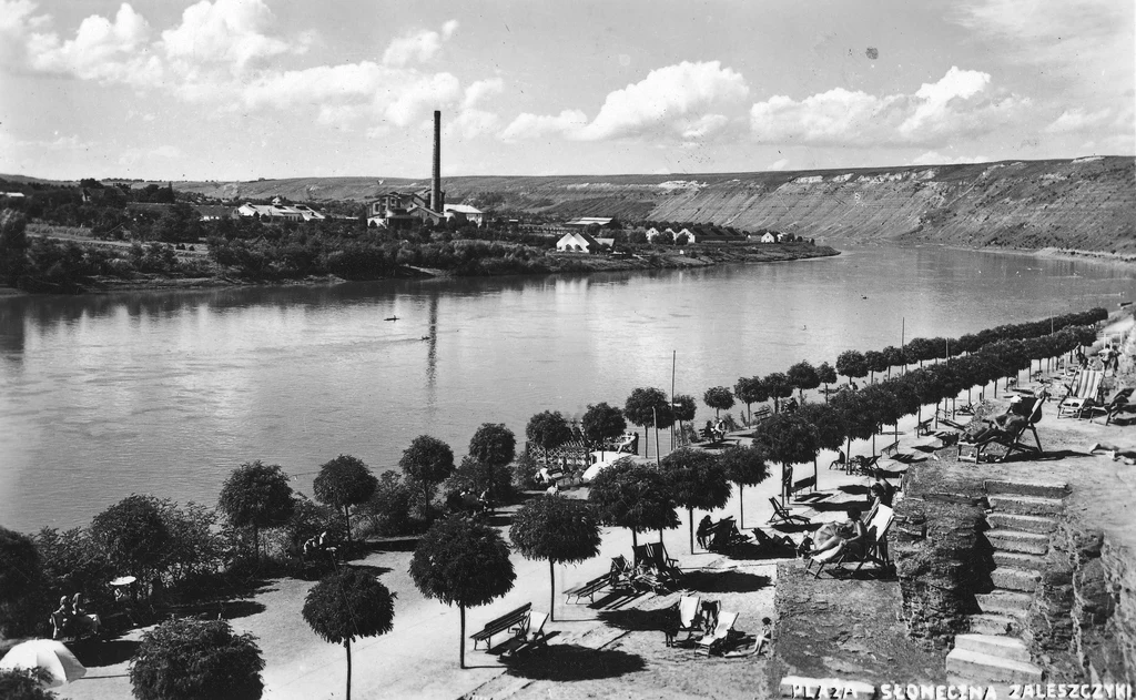 Widok na plażę Słoneczną i rozciągającą się promenadę. Widoczne na pierwszym planie leżaki znajdowały się w wielu miejscach przy brzegu Dniestru, aby każdy mógł z nich skorzystać.