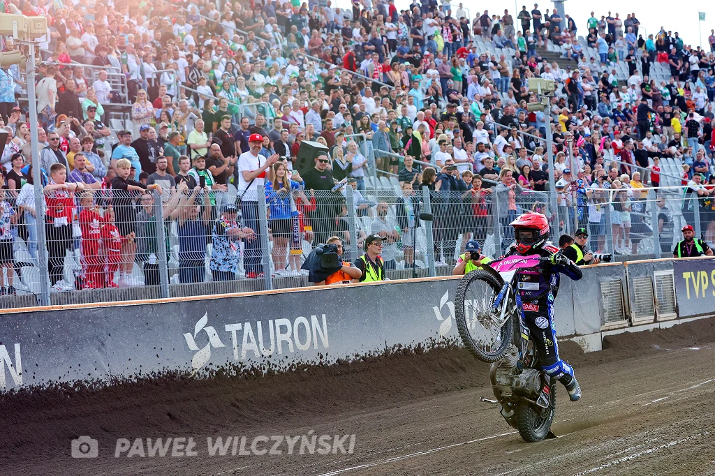 Leon Madsen jedzie na jednym kole Leon Madsen jedzie na jednym kole