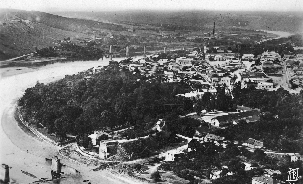 Panorama Zaleszczyk, podkreślana przez potężny Dniestr