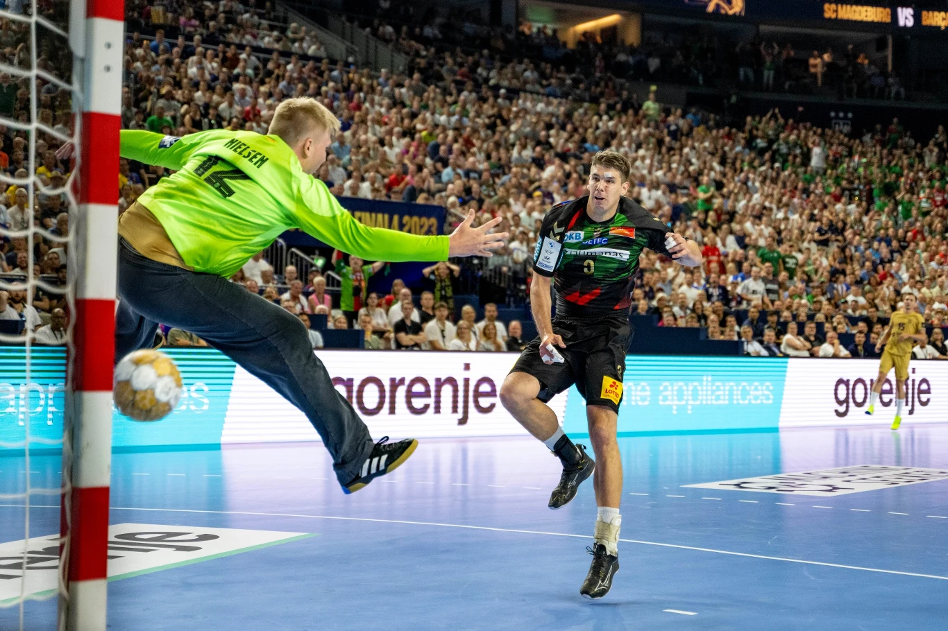 Piotr Chrapkowski rzuca swoją jedyną bramkę w meczu z Barceloną