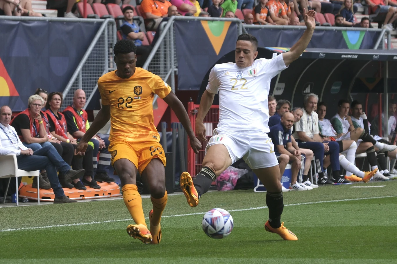 Holandia - Włochy. Mecz o 3. miejsce Ligi Narodów. Na zdjęciu Denzel Dumfries i Giacomo Raspadori