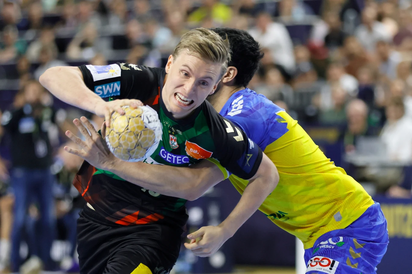 Gisli Kristjansson powstrzymywany przez Miguela Sancheza-Migallona