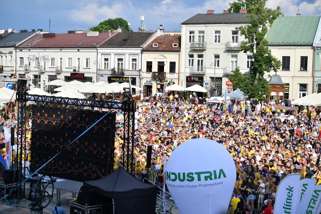 Strefa kibica na kieleckim rynku