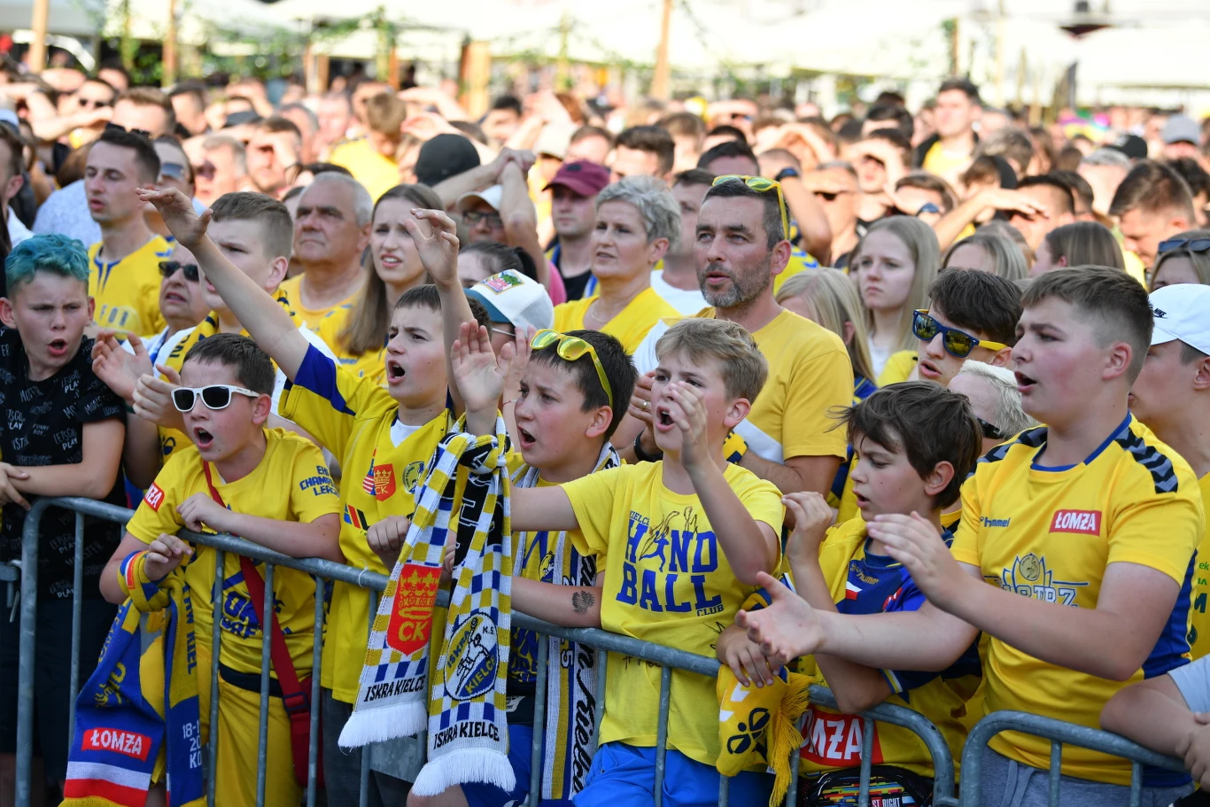 Kibice KS Barlinek Industria Kielce oglądają finał Ligi Mistrzów