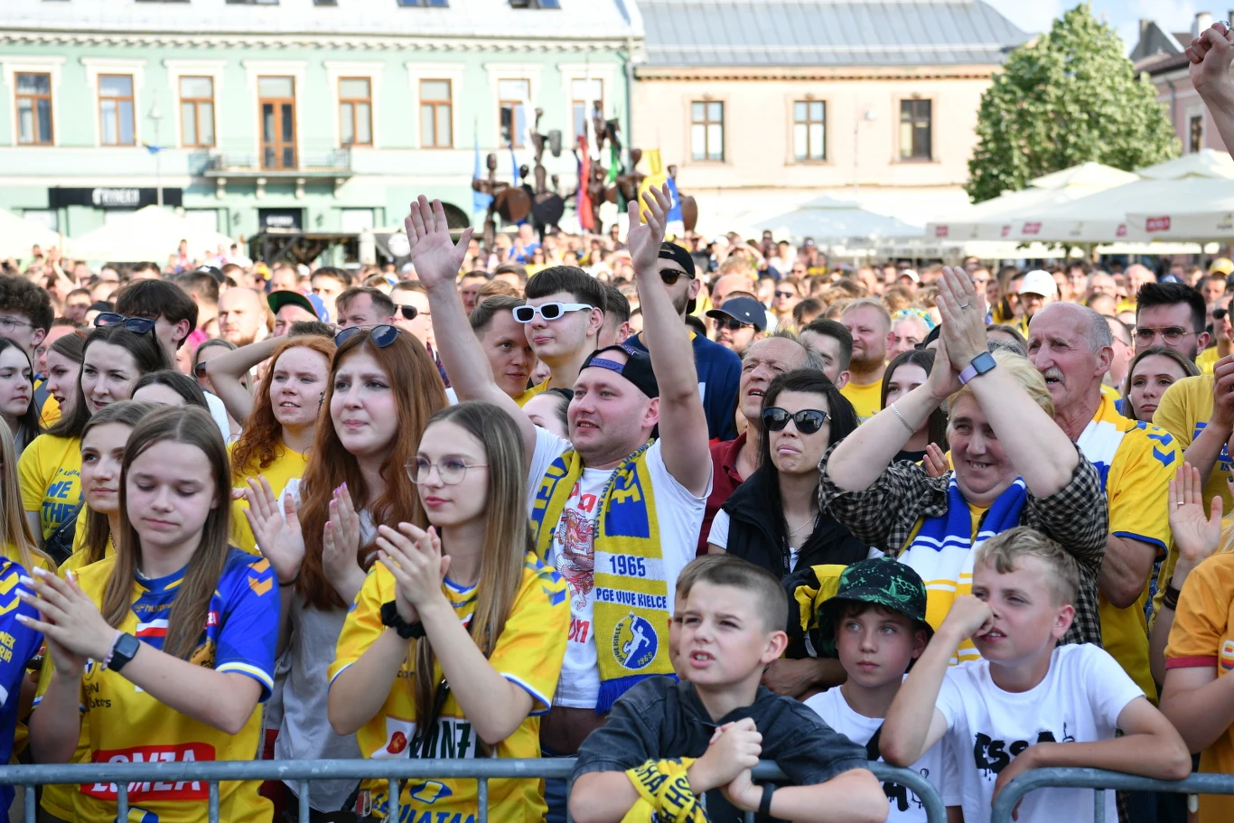 Kieleccy kibice wspólnie oglądają finał Ligi Mistrzów piłki ręcznej