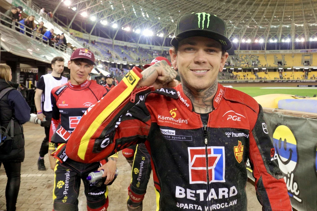 Tai Woffinden cieszy się z wygranej. Tai Woffinden cieszy się z wygranej.