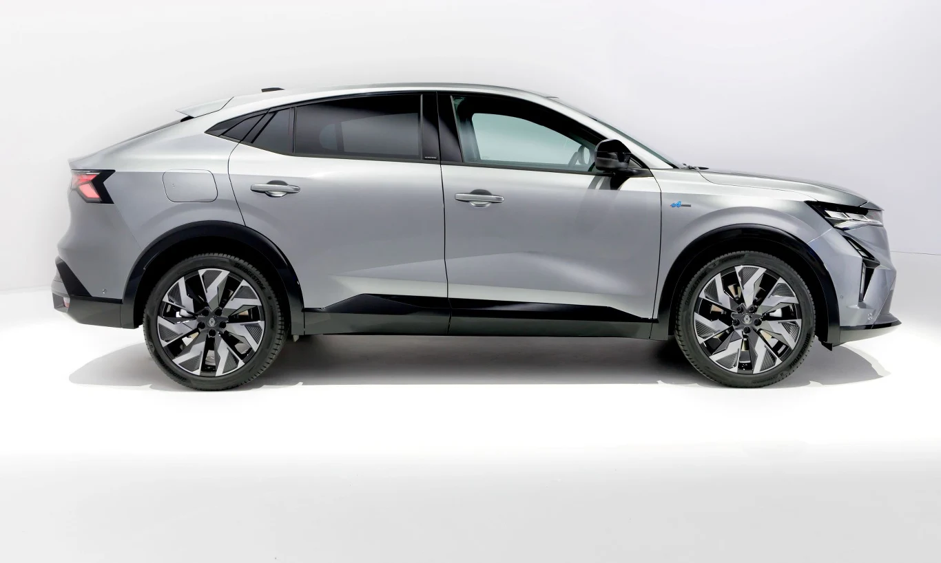 Początkowo Renault Rafale będzie oferowane z 200-konnym układem hybrydowym.