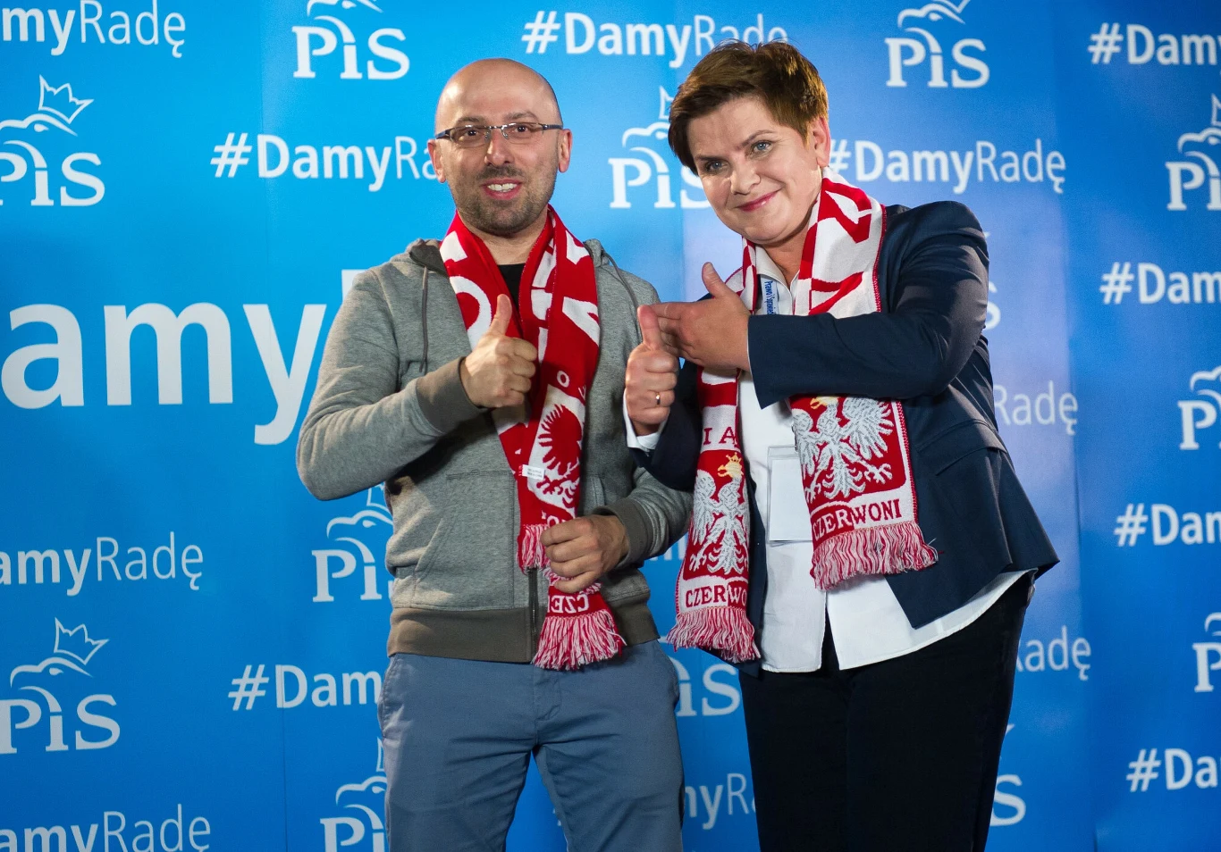Krzysztof Łapiński i Beata Szydło podczas oglądania meczu w kampanii wyborczej w 2015 roku Krzysztof Łapiński i Beata Szydło podczas oglądania meczu w kampanii wyborczej w 2015 roku