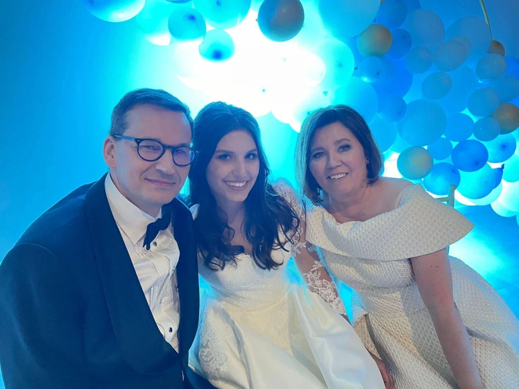 Premier Mateusz Morawiecki wydał piękną córkę za mąż /https://twitter.com/MorawieckiM/status/1670169690532986880/photo/1/ Premier Mateusz Morawiecki wydał piękną córkę za mąż /https://twitter.com/MorawieckiM/status/1670169690532986880/photo/1/