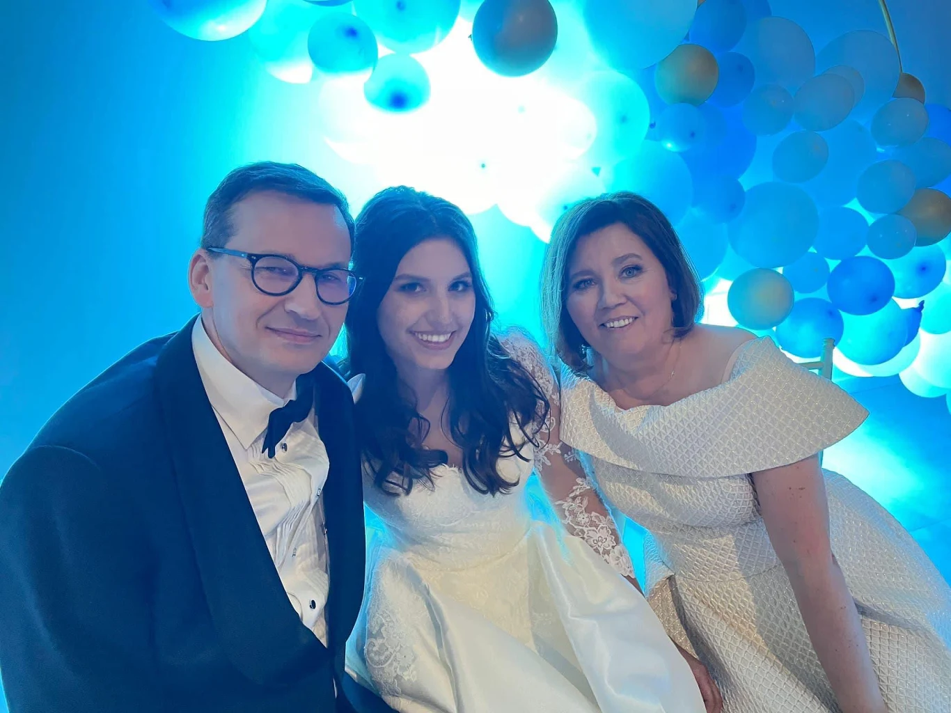 Premier Mateusz Morawiecki wydał piękną córkę za mąż /https://twitter.com/MorawieckiM/status/1670169690532986880/photo/1/