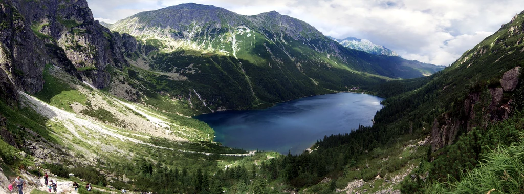 Panorama na Morskie Oko z okolic Czarnego Stawu. Poniżej przedstawiamy 8 najpiękniejszych szlaków spośród niezliczonych tras wytyczonych w polskiej części Tatr.