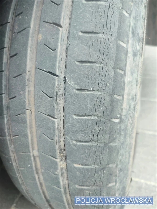 Ford już ledwo jeździł. Opony były łyse i popękane