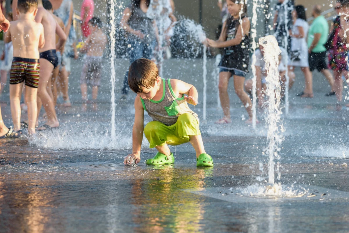 Fontanny miejskie i zbiorniki ze stojącą wodą mogą być źródłem zakażenia legionellą. Nie należy się w nich kąpać