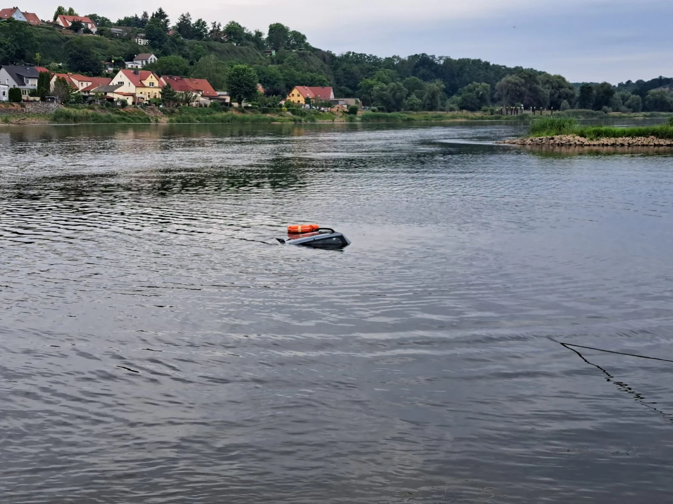 Samochodem wjechał do Odry w Nowym Lubuszu Samochodem wjechał do Odry w Nowym Lubuszu