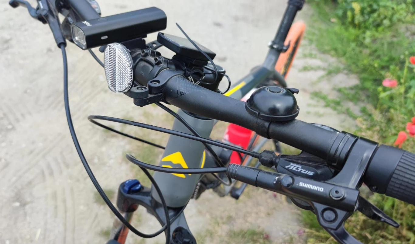 dzwonek to element obowiązkowego wyposażenia roweru. Biała lampka odblaskowa i światło pozycyjne to już dodatkowe, ale bardzo przydatne wyposażenie.