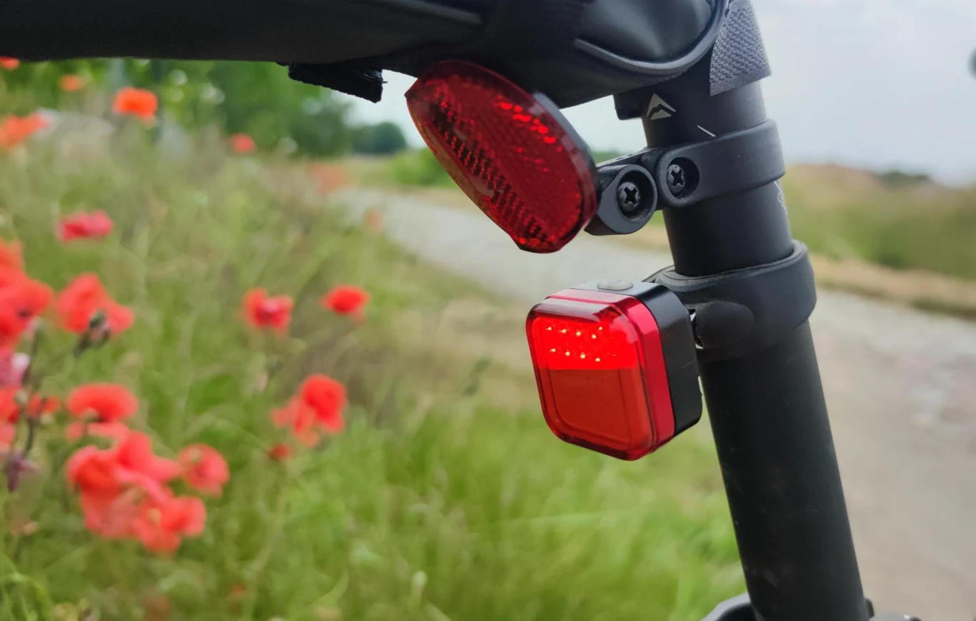 Tylny odblask jest obowiązkowy, ale w nocy rower musi mieć też migające lub świecące stałym światłem światło pozycyjne.