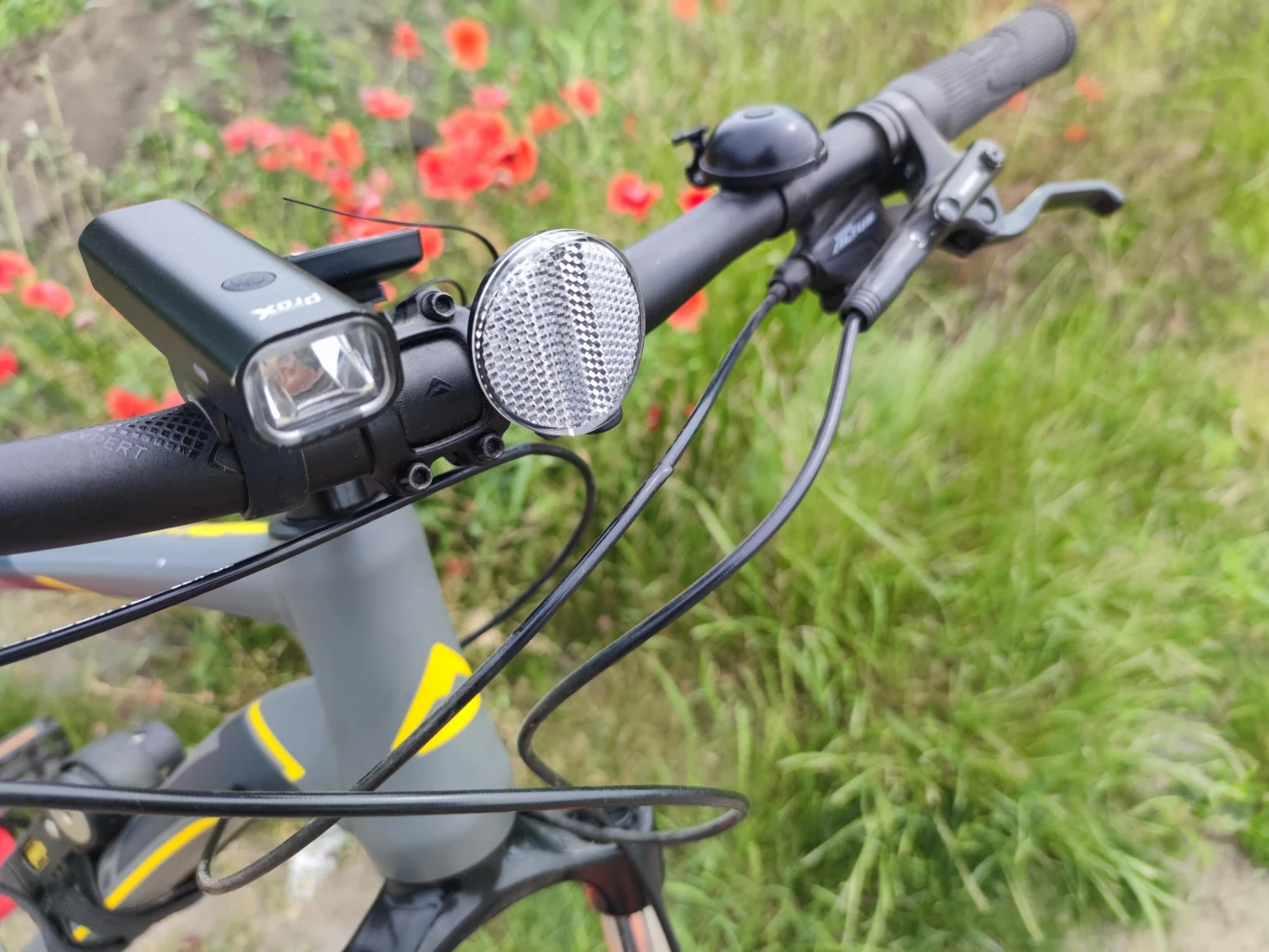 Przednie światło odblaskowe a także światło pozycyjne poprawia nasz poziom bezpieczeństwa na drogach. 