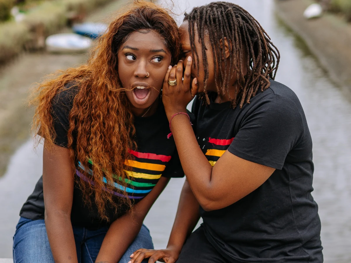 4 znaki zodiaku, które uwielbiają plotkować 4 znaki zodiaku, które uwielbiają plotkować