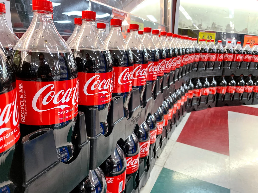 Coca-Cola, Danone i Nestle zostały oskarżone o greenwashing. Organizacje konsumenckie zarzucają korporacjom, że wprowadzają klientów w błąd hasłami na temat butelek pochodzących w 100 proc. z recyklingu