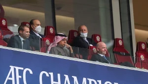 Aleksander Ceferin z UEFA i Gianni Infantino z FIFA na stadionie w Katarze w czasie azjatyckiej Ligi Mistrzów