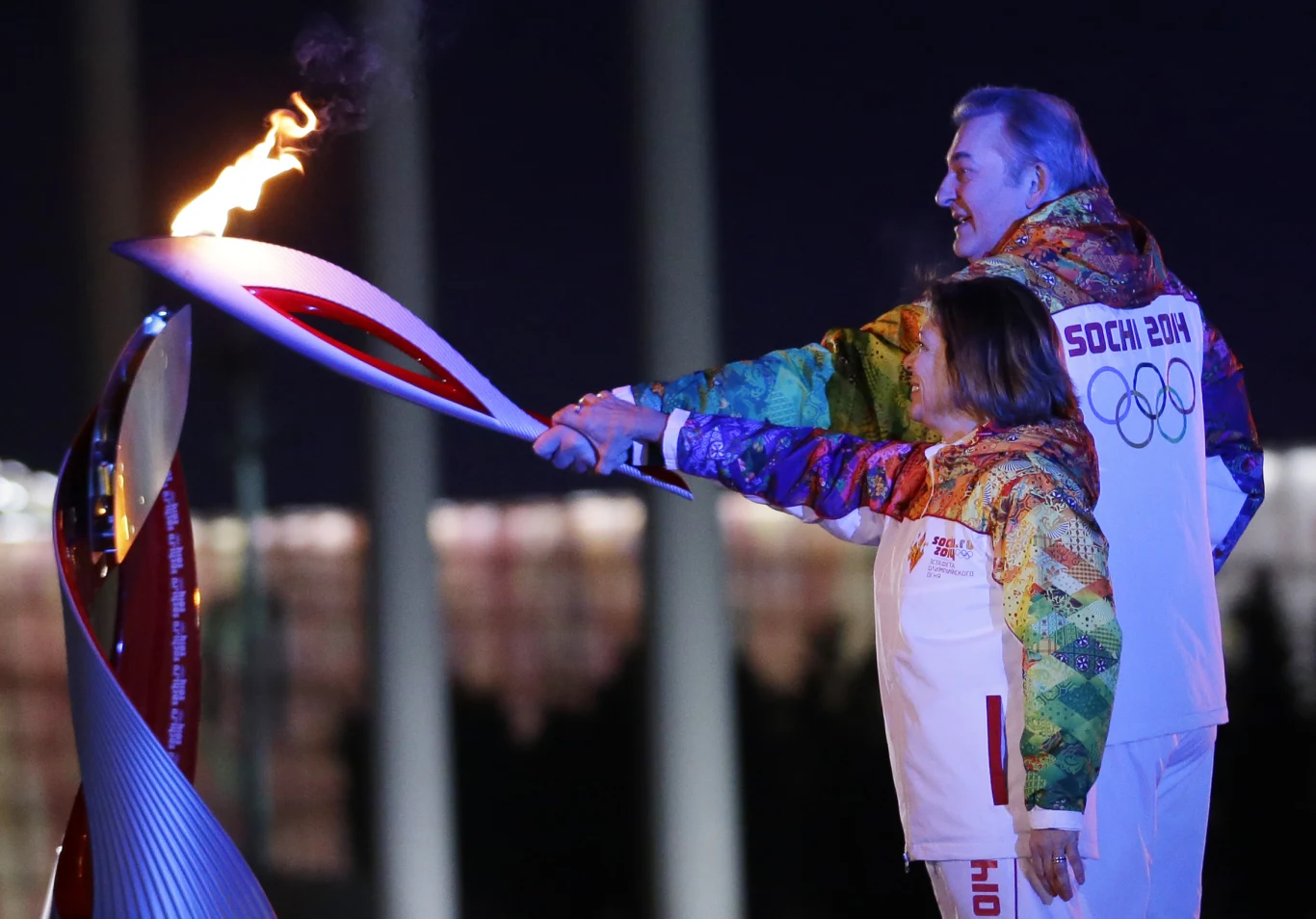 Irina Rodnina i Władysław Trietiak rozpalają znicz olimpijski w Soczi w 2014 r. Irina Rodnina i Władysław Trietiak rozpalają znicz olimpijski w Soczi w 2014 r.