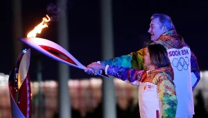 Irina Rodnina i Władysław Trietiak rozpalają znicz olimpijski w Soczi w 2014 r.