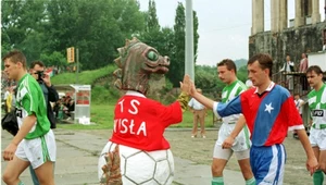 Piłkarze Wisły Kraków i Legii Warszawa przed meczem w 1993 r.