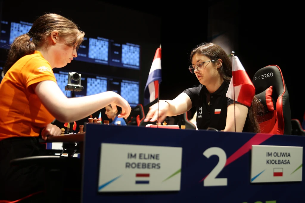 Oliwia Kiołbasa (po prawej) w czasie ME par w szachach błyskawicznych Oliwia Kiołbasa (po prawej) w czasie ME par w szachach błyskawicznych