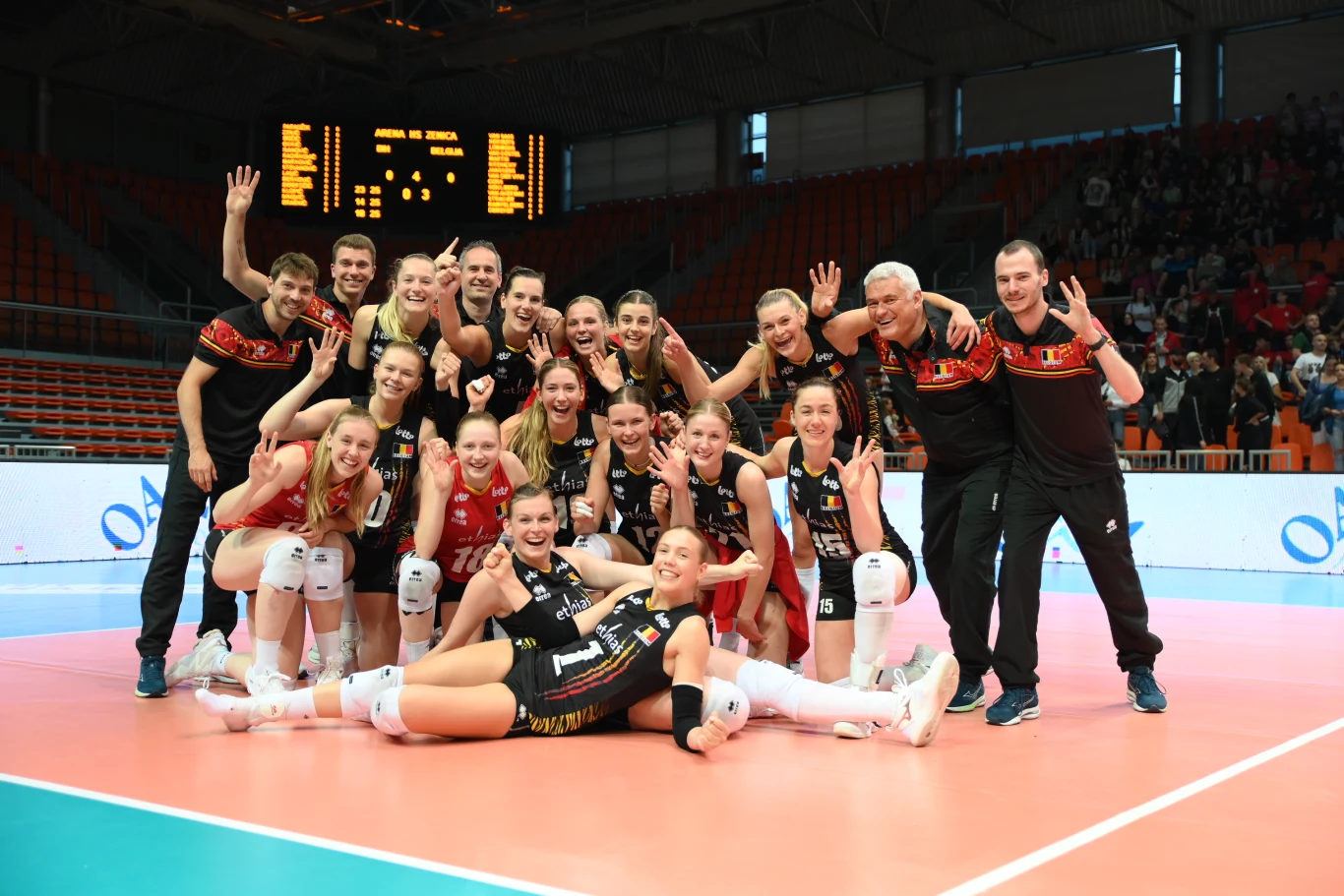 Siatkarki reprezentacji Belgii z trenerem Gertem Vande Broekiem (drugi z prawej)