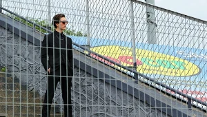 Maksym Drabik ogląda próbę toru w Częstochowie.