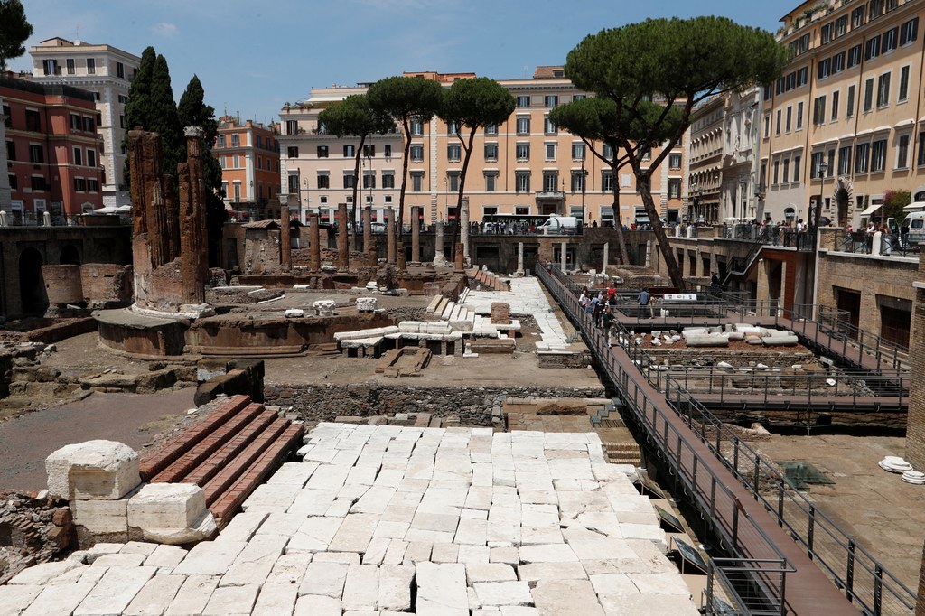 Widok obszaru archeologicznego Largo Argentina na dzień przed jego ponownym otwarciem dla zwiedzających po renowacji