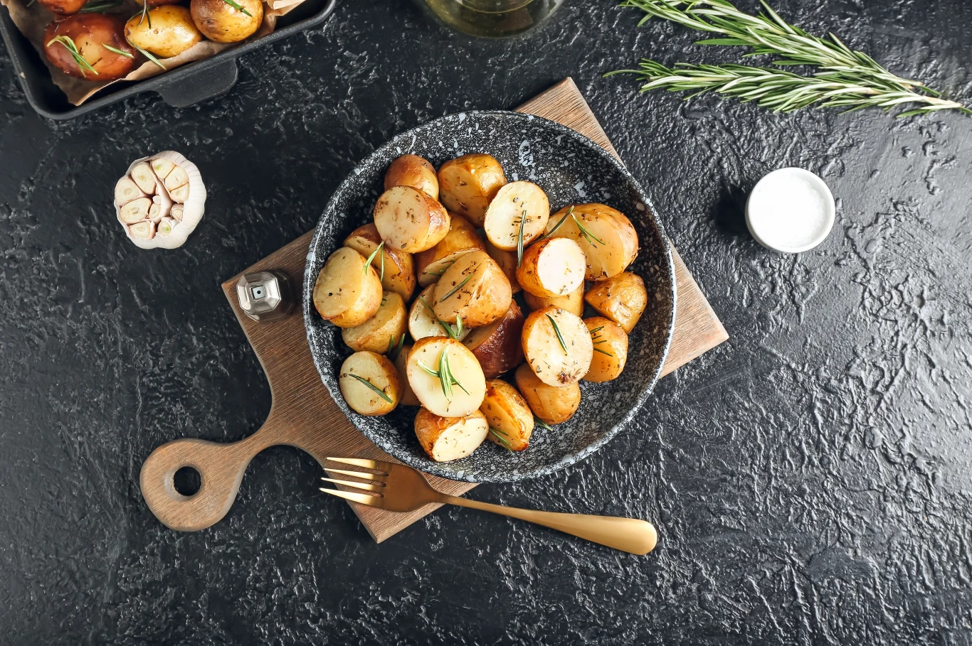 Prosty przepis na młode ziemniaki z piekarnika