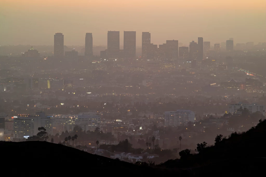 Zanieczyszczone powietrze nad Los Angeles. To w tym mieście po raz pierwszy zauważono i zbadano smog fotochemiczny.