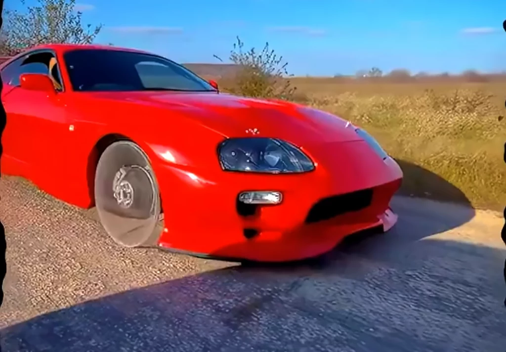 Toyota Supra na przeźroczystych kołach Fot. rota.do.caos @TikTok