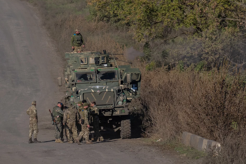 Ukraińscy żołnierze szkolą się na dostarczonym przez USA opancerzonym wozie bojowym MaxxPro MRAP