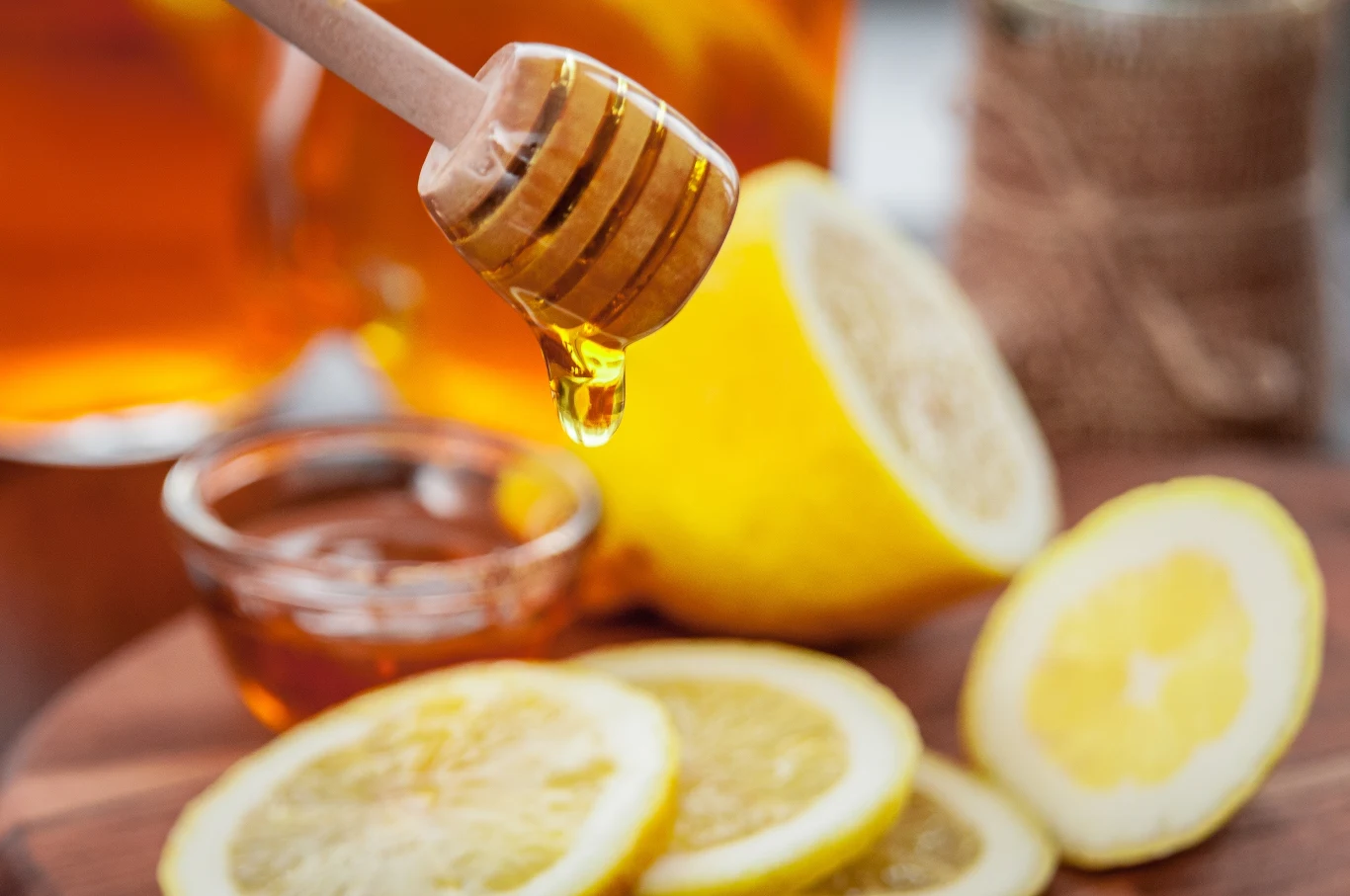 W maseczce z miodu i cytryny dużą zaletą jest jej łatwość przygotowania oraz dostępność składników.