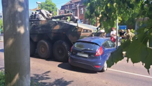 Niecodzienny wypadek we Wrocławiu. Ford zderzył się z moździerzem