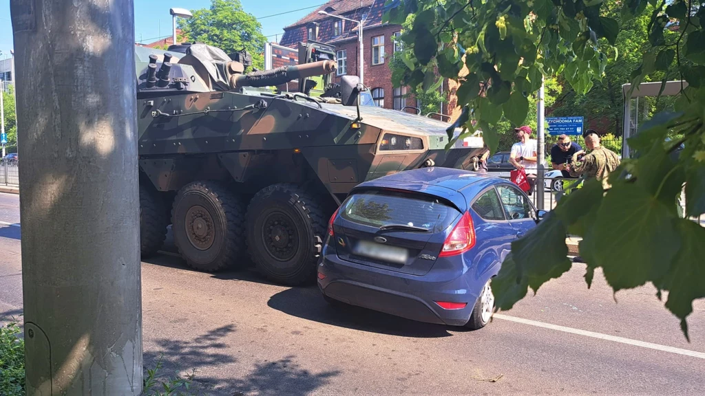 Dziś we Wrocławiu miał miejsce niecodzienny wypadek. Samobieżny moździerz Rak zderzył się z Fordem